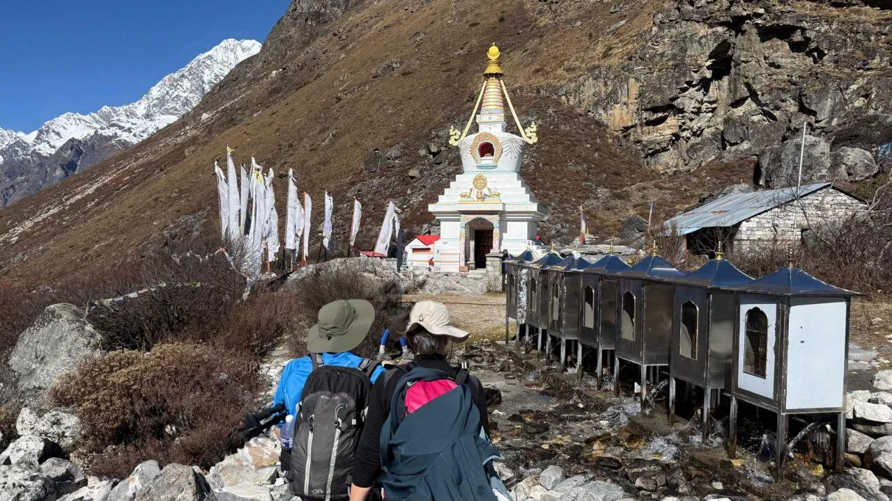 Senderistes gaudint de l'Himàlaia